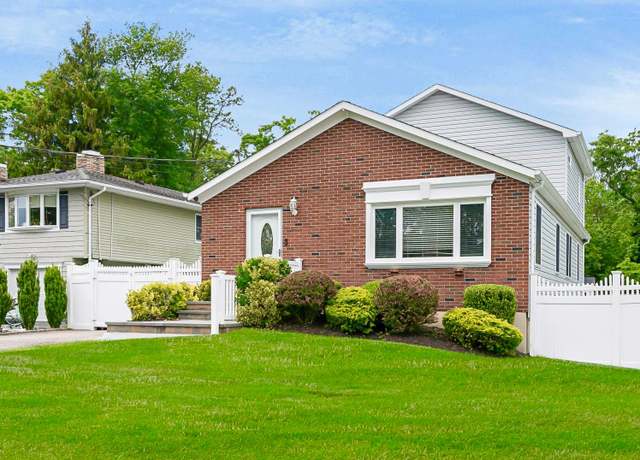 Property at 320 Vanderbilt Blvd, Oakdale, NY 11769, 3 beds, 2 baths