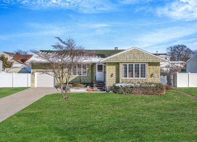 Property at 543 Dewitt Ave, North Babylon, NY 11703, 3 beds, 1 bath