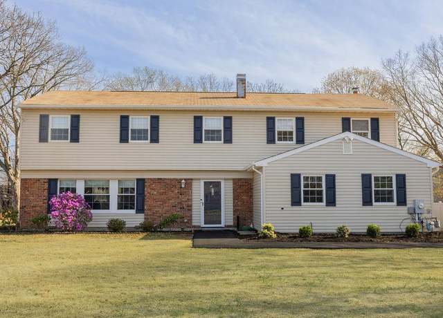 Property at 4 Kerry Ct, Centereach, NY 11720, 5 beds, 2.5 baths