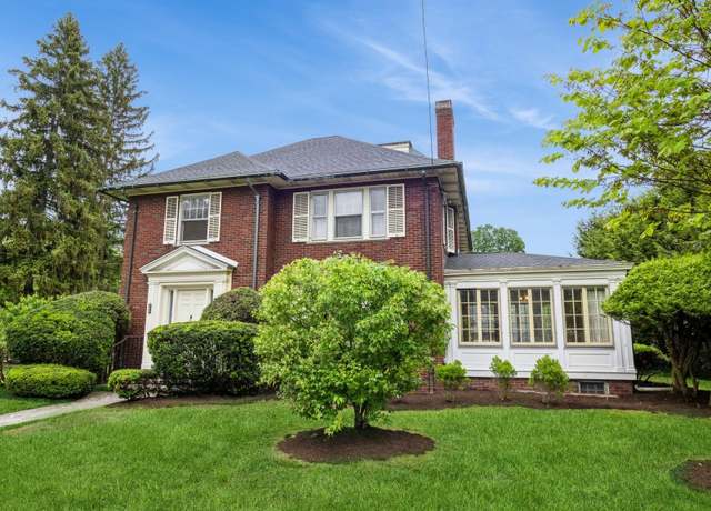Property at 160 N Manor Ave, Kingston, NY 12401, 4 beds, 3.5 baths