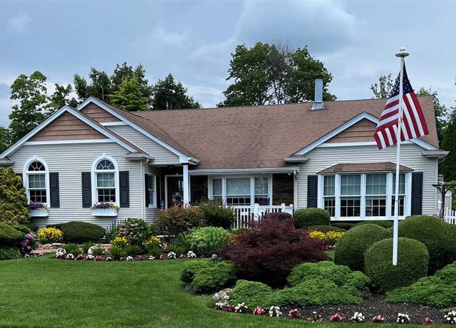 Property at 7 Sylvia Dr, West Islip, NY 11795, 3 beds, 2 baths