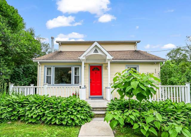 Property at 8 Stellar Dr, Greenwood Lake, NY 10925, 3 beds, 1.5 baths