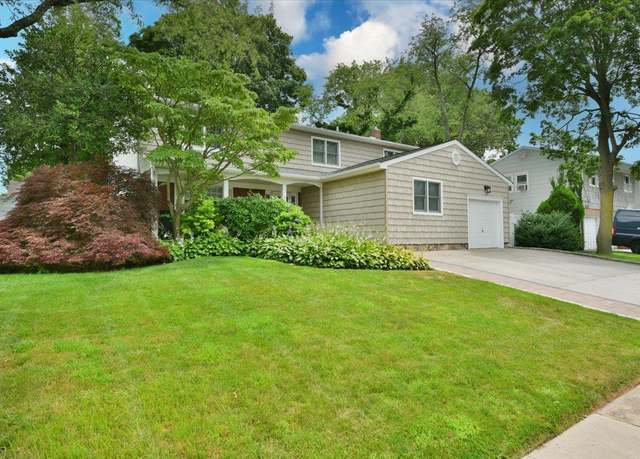Property at 7 Albergo Ln, Syosset, NY 11791, 5 beds, 3 baths