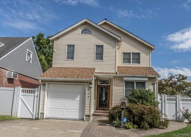 Property at 102 Vale Ct, New Hyde Park, NY 11040, 4 beds, 2.5 baths