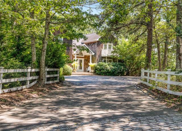 Property at 9 Rosebud Ln, East Quogue, NY 11959, 7 beds, 9 baths