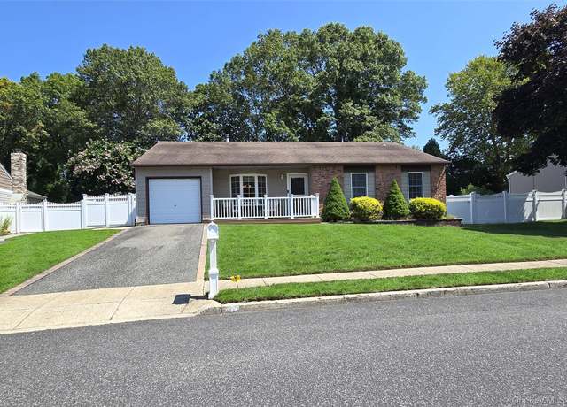 Property at 89 Live Oak Dr, Holbrook, NY 11741, 3 beds, 2 baths