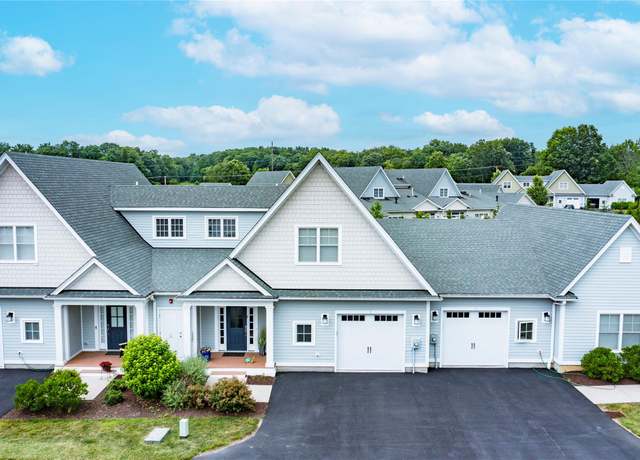 Property at 10 Oakwood Ln, Rhinebeck, NY 12572, 2 beds, 2.5 baths