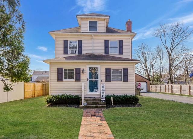 Property at 4 Hulse Ct, Patchogue, NY 11772, 3 beds, 2.5 baths