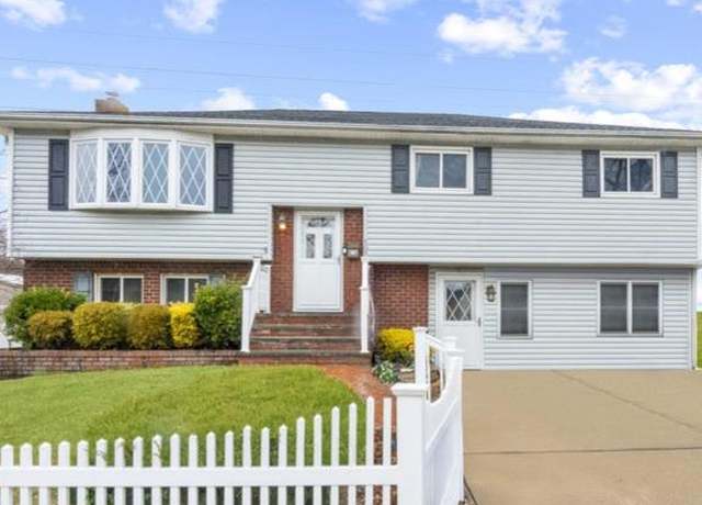 Property at 107 Greenway Dr, Farmingdale, NY 11735, 7 beds, 2 baths