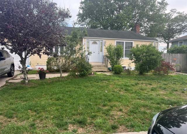 Property at 152 New Jersey Ave, Bay Shore, NY 11706, 3 beds, 1 bath