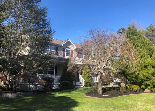 Property at 7 Palace Ct, Manorville, NY 11949, 4 beds, 3.5 baths