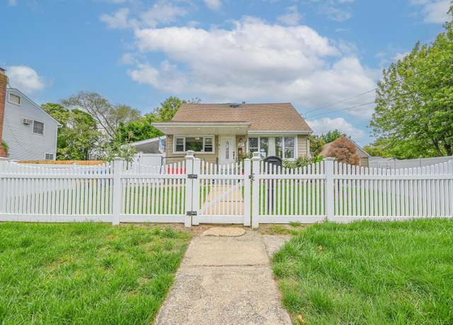 Property at 37 E Locust St, Central Islip, NY 11722, 3 beds, 2.5 baths