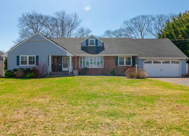 Property at 8 Colonial Ct, Bay Shore, NY 11706, 6 beds, 3.5 baths