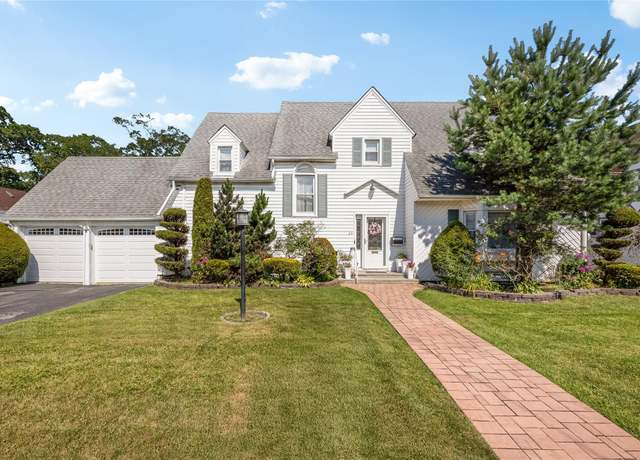Property at 24 Lawrence Ave, Rockville Centre, NY 11570, 4 beds, 4 baths