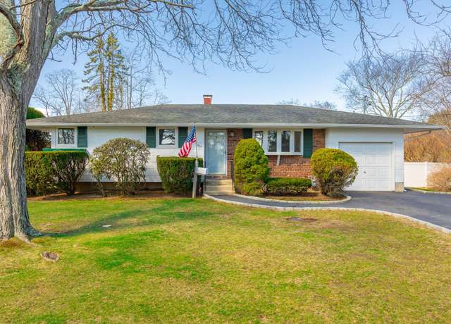 Property at 486 Locust Ave, Oakdale, NY 11769, 3 beds, 1 bath