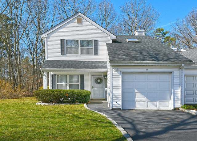 Property at 14 Lindsey Ct, Holtsville, NY 11742, 2 beds, 1.5 baths