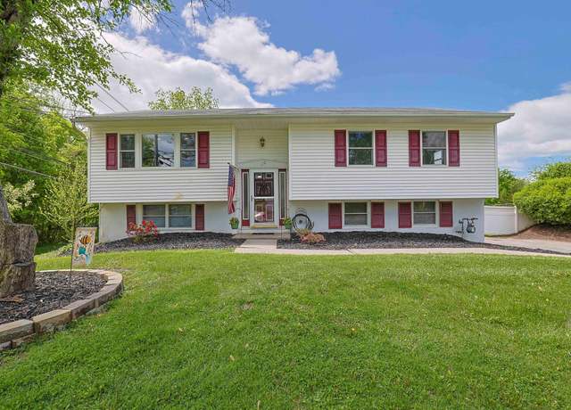 Property at 110 Wickham Dr, Warwick, NY 10990, 4 beds, 2 baths