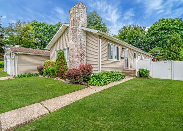 Property at 5 Willets Dr, Syosset, NY 11791, 3 beds, 3 baths