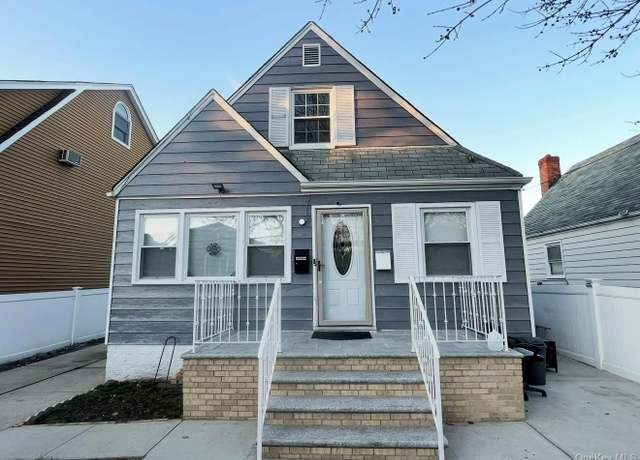 Property at 162-15 77 Ave, Fresh Meadows, NY 11366, 3 beds, 2 baths