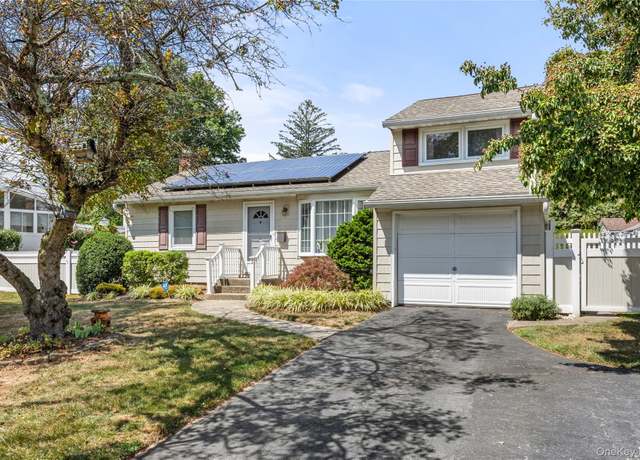 Property at 3 Peartree Ln, Huntington Station, NY 11746, 3 beds, 1 bath