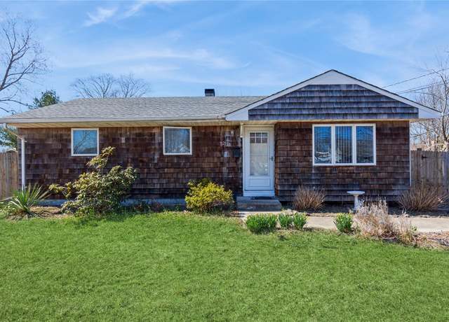 Property at 2710 Connecticut Ave, Medford, NY 11763, 3 beds, 1 bath
