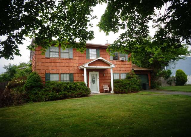 Property at 113 Camille Ln, East Patchogue, NY 11772, 4 beds, 2.5 baths
