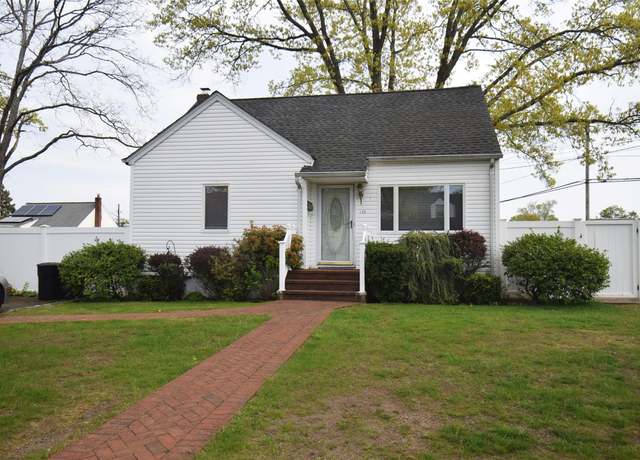 Property at 175 27th St, Copiague, NY 11726, 4 beds, 1 bath