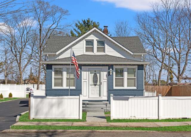 Property at 6 Duffy Ct, Central Islip, NY 11722, 2 beds, 1 bath