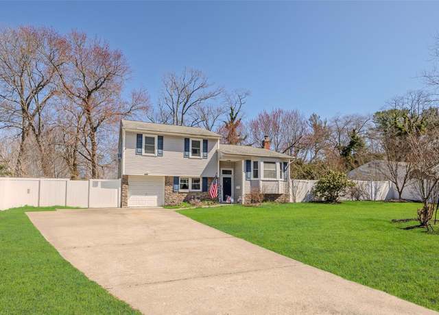 Property at 103 Glenwood Ln, Port Jefferson, NY 11777, 3 beds, 1.5 baths