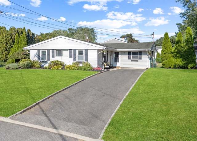 Property at 1 Debbie Ln, Patchogue, NY 11772, 4 beds, 1 bath
