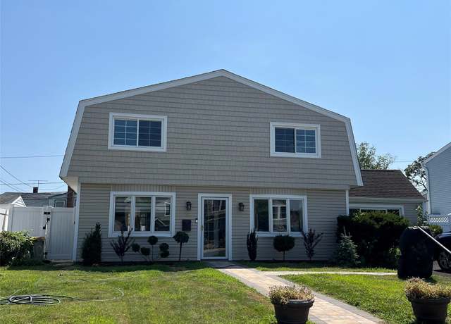Property at 18 Old Farm Rd, Levittown, NY 11756, 6 beds, 3 baths