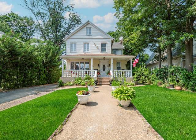 Property at 17 Hicks Ln, Great Neck, NY 11024, 3 beds, 1.5 baths