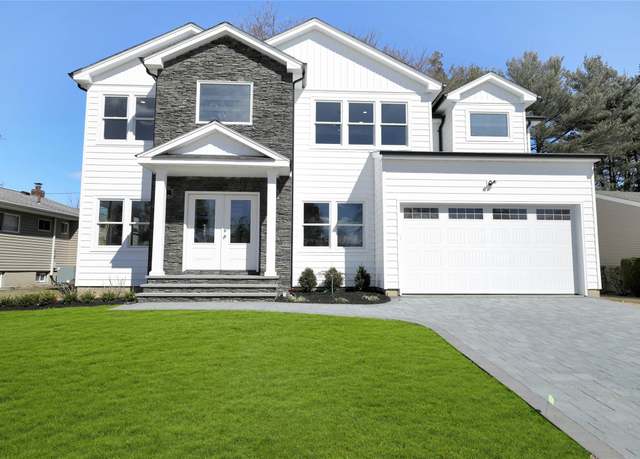 Property at 10 Beth Ln, Plainview, NY 11803, 5 beds, 3 baths
