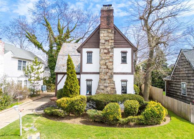Property at 5 Shelton Ct, Rockville Centre, NY 11570, 3 beds, 1.5 baths
