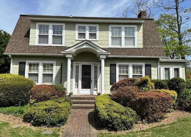 Property at 8 Buckingham Pl, Manhasset, NY 11030, 3 beds, 1.5 baths