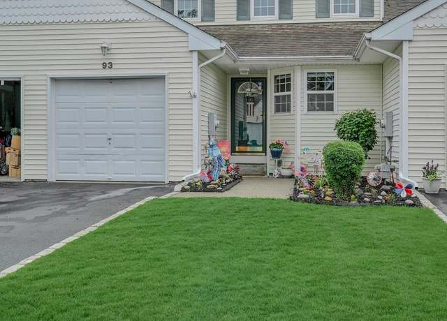 Property at 93 Mulberry Cmns, Riverhead, NY 11901, 2 beds, 1.5 baths