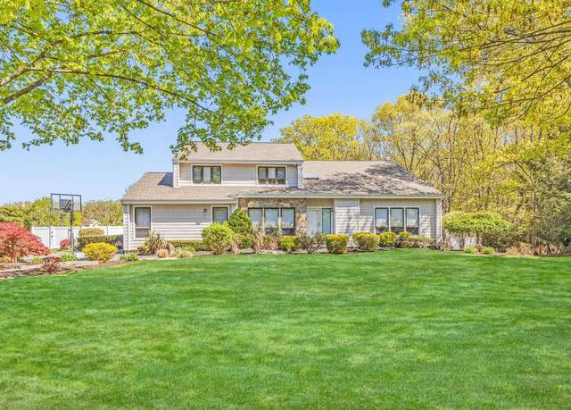 Property at 17 Riesling Ct, Commack, NY 11725, 5 beds, 2.5 baths