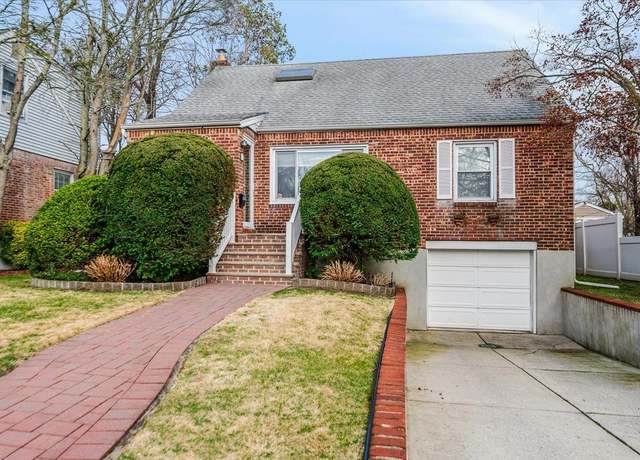 Property at 17 Firethorne Ln, Valley Stream, NY 11581, 4 beds, 2 baths