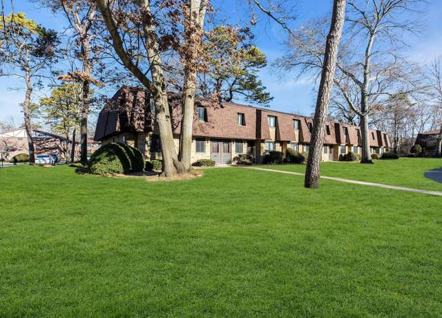 Property at 65 Newbrook Ln #65, Bay Shore, NY 11706, 1 bed, 1 bath