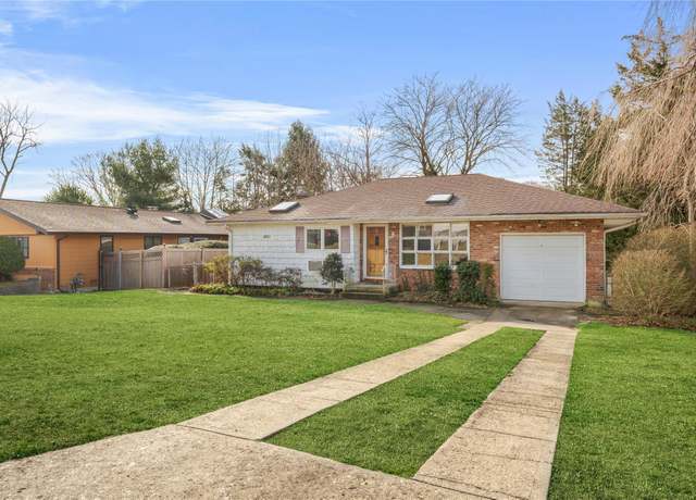 Property at 22 Eagle Ln, Hauppauge, NY 11788, 3 beds, 1 bath