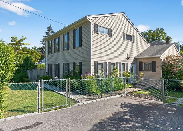 Property at 8 Lovers Ln, Huntington, NY 11743, 4 beds, 2.5 baths