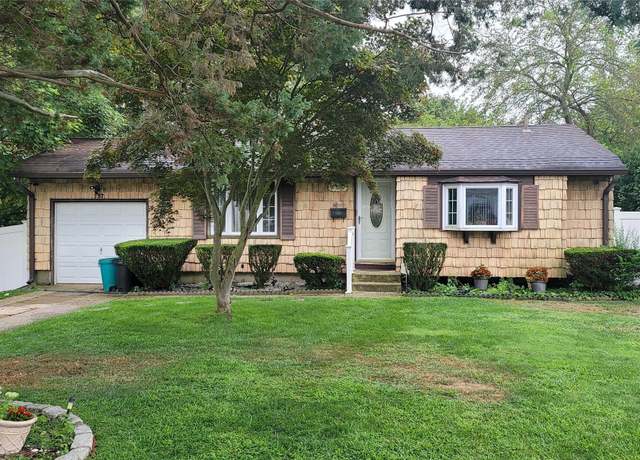Property at 257 Fruitwood Ln, Central Islip, NY 11722, 3 beds, 1 bath