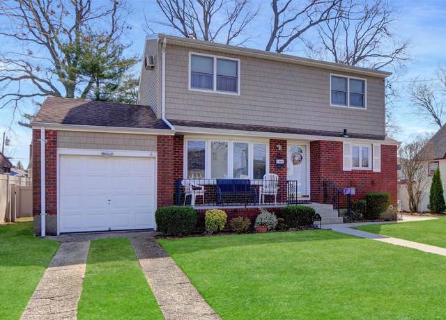 Property at 168 Tyrconnell Ave, Massapequa Park, NY 11762, 4 beds, 1.5 baths