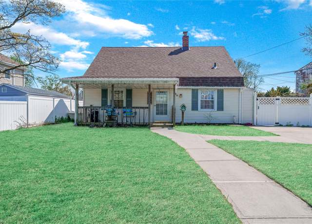 Property at 30 Harrow Ln, Levittown, NY 11756, 4 beds, 2 baths