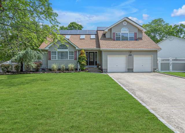 Property at 169 Woodland Dr, East Islip, NY 11730, 4 beds, 2.5 baths