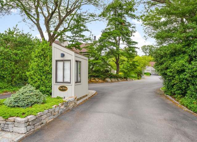 Property at 33 Pine Ridge Rd, Larchmont, NY 10538, 2 beds, 2.5 baths