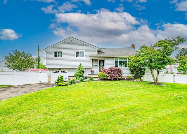 Property at 6 Chatham Ct, Hicksville, NY 11801, 4 beds, 3 baths