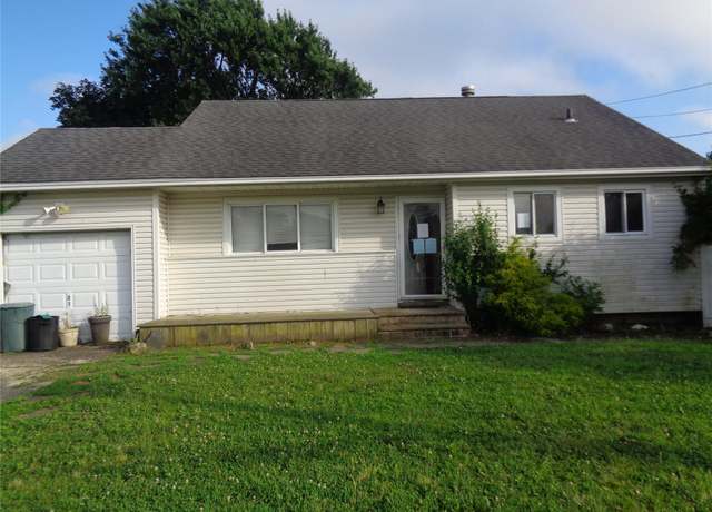 Property at 31 Marine Ave W, Lindenhurst, NY 11757, 3 beds, 1 bath