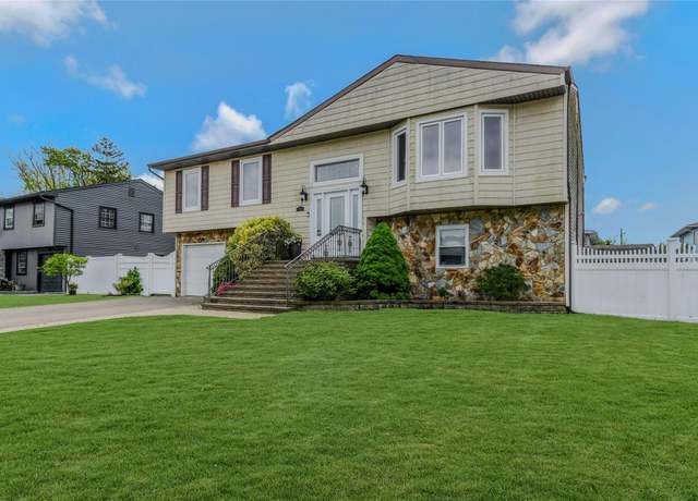 Property at 10 Garretson Ave, Islip, NY 11751, 4 beds, 3 baths