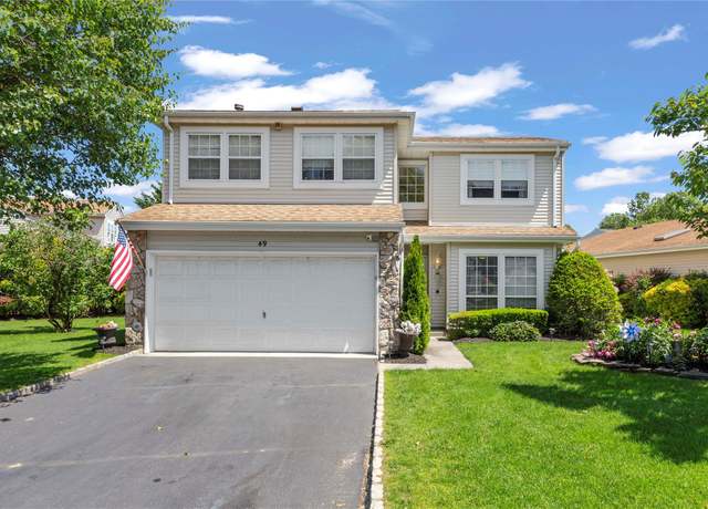 Property at 49 Colony Dr, Holbrook, NY 11741, 4 beds, 2.5 baths